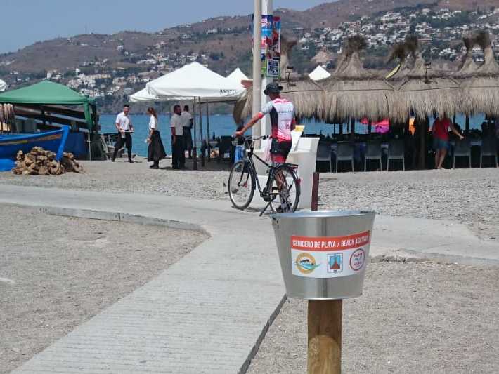 Instalan nuevos ceniceros a lo largo de las playas de Salobrea para evitar que los baistas tiren las colillas a la arena